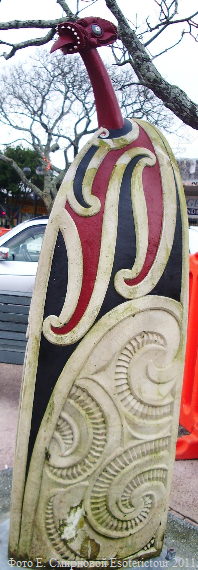 Памятник первым каное маори Новой Зеландии