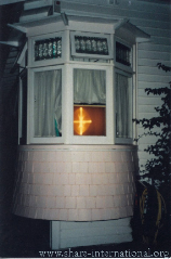 Кресты света на оконном стекле